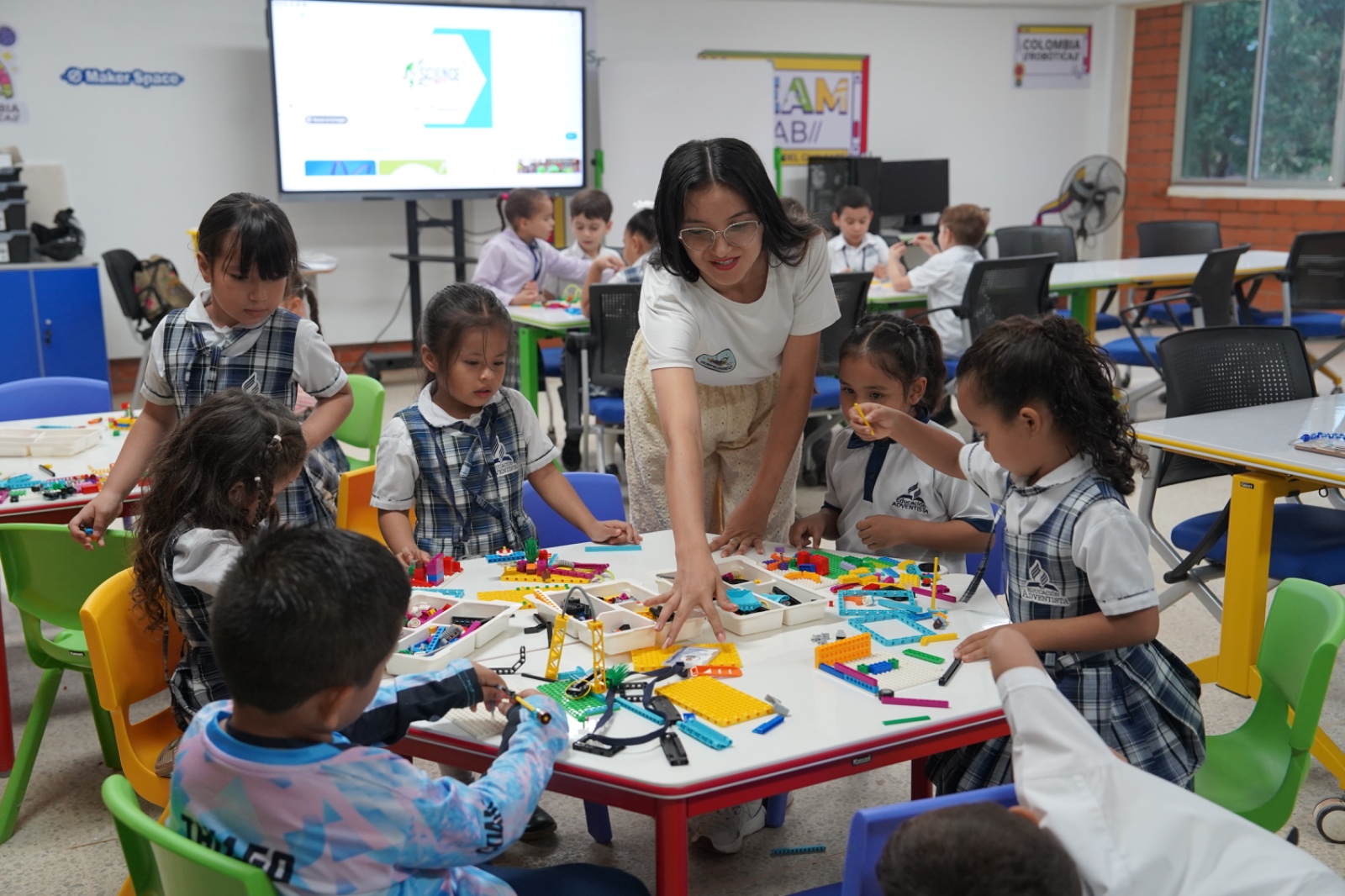 Tati enseñando robótica a niños de primaria en el aula de Science Bot