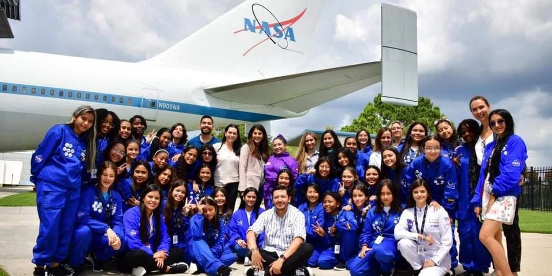 Tati con las estudiantes del Guaviare frente a un avión de la NASA en Houston
