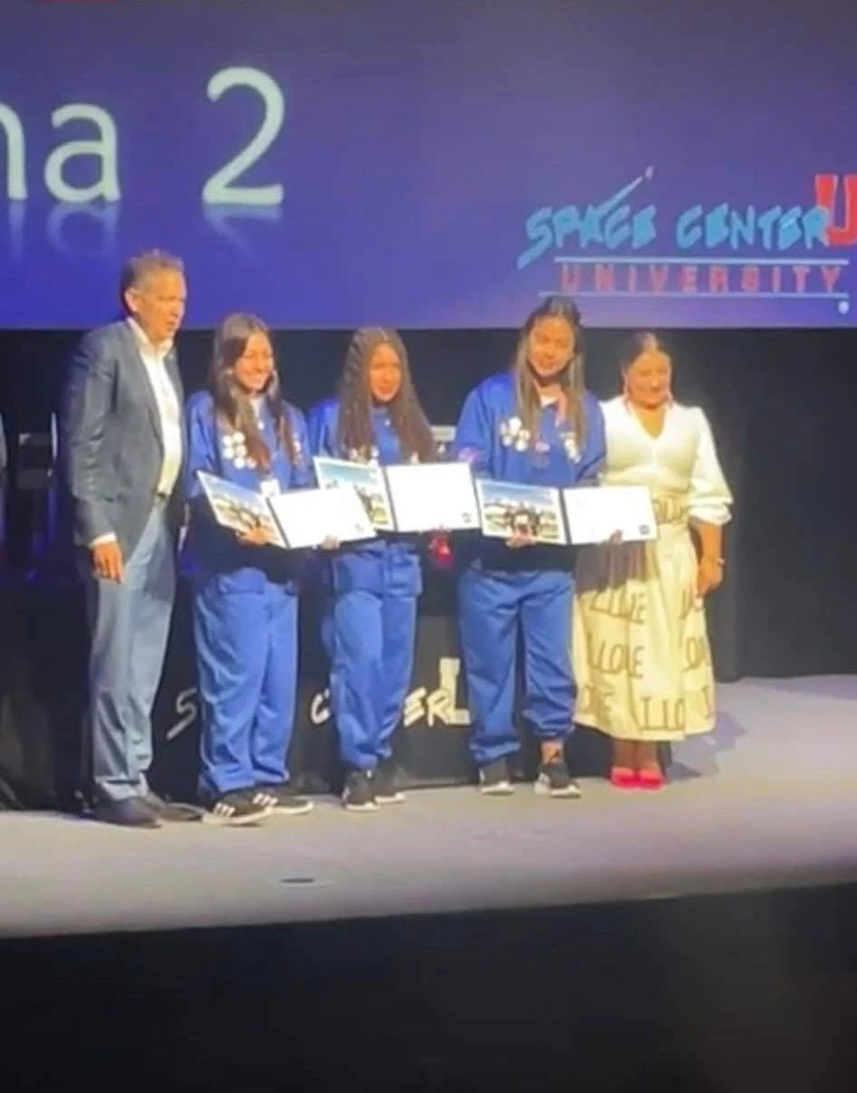 Estudiantes del Guaviare recibiendo su reconocimiento en Space Center University